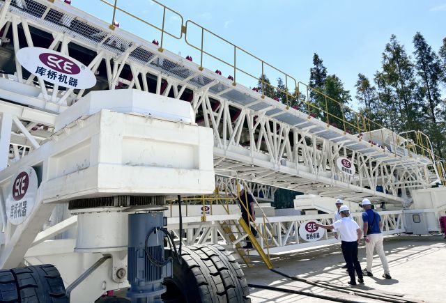 Полноколесный мобильный судопогрузчик