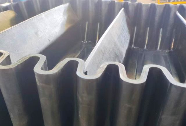 Конвейерная лента с гофрированными боковинами