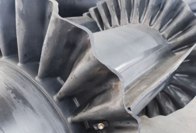 Конвейерная лента с гофрированными боковинами